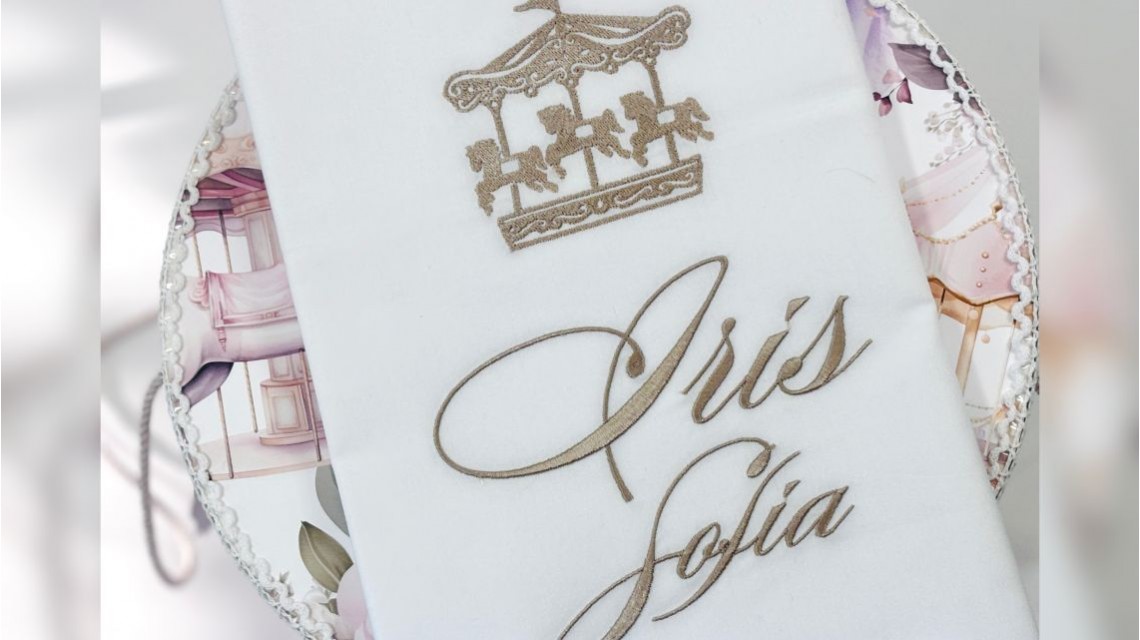 Trusou botez cu carusel și flori de iris în lila și roz prăfuit – „Caruselul Magic” 30